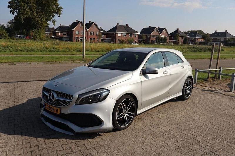 Grau Gebraucht 2018 Mercedes A180 Sport Edition Limousine | 5.949 € - Bild 1/4