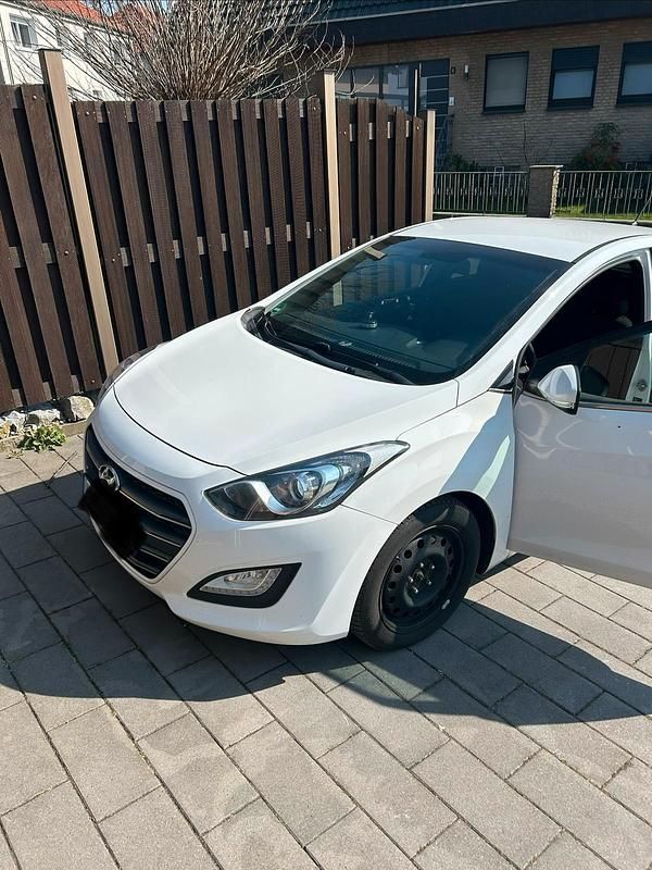 Gebraucht Hyundai i30 Passion 110 PS (80 kW) 2016 Weiß Limousine