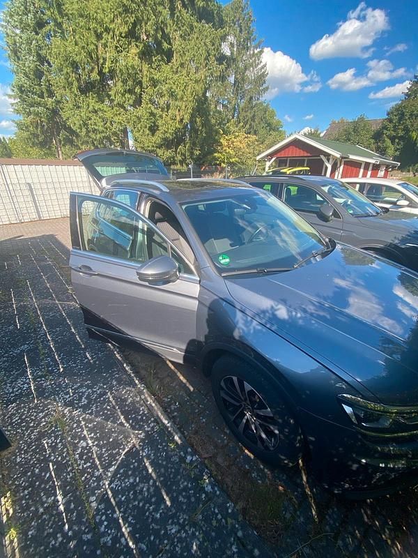 Grau Gebraucht 2020 VW Tiguan United SUV | 24.950 € (Guter Preis) - Bild 1/4