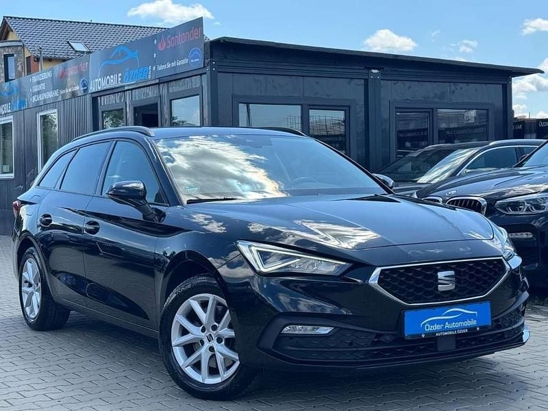 Mitternachtsschwarz Gebraucht 2022 Seat Leon Style Plus Kombi | 20.399 € (Fairer Preis) - Bild 1/4