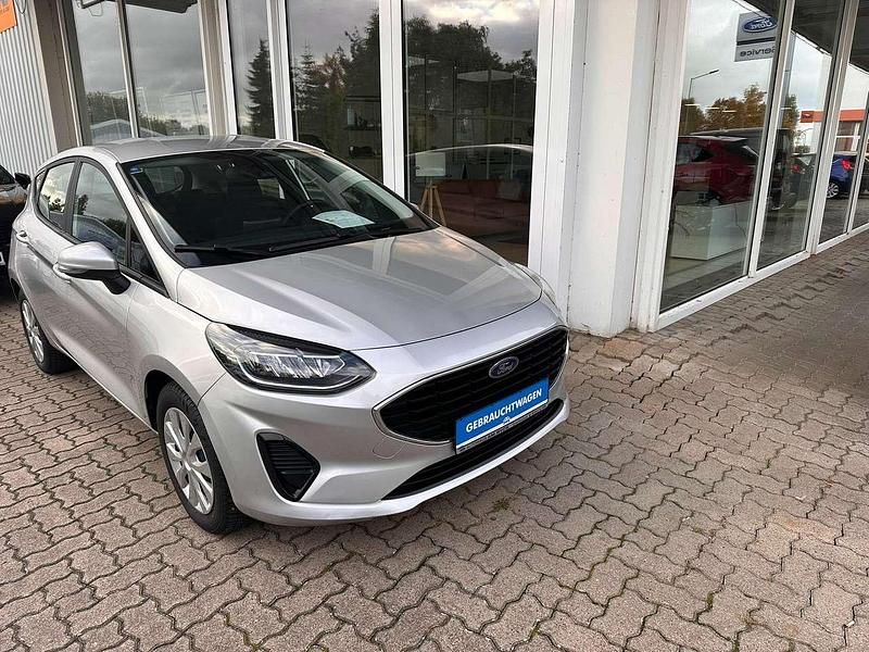 Polarsilber Gebraucht 2022 Ford Fiesta Cool & Connect Kleinwagen | 15.990 € (Fairer Preis) - Bild 1/4