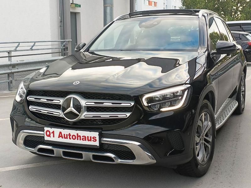 Schwarz Gebraucht 2021 Mercedes 200 SUV | 32.950 € (Teuer) - Bild 1/4
