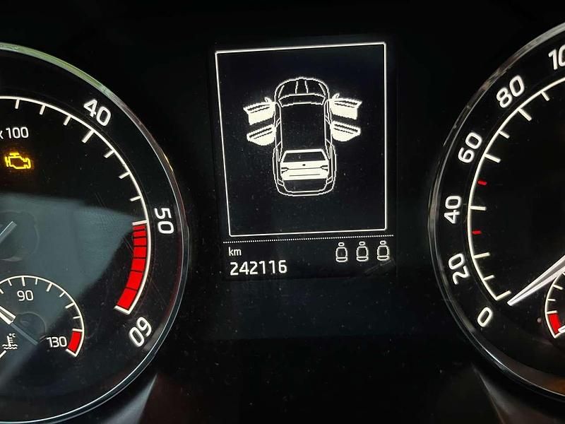 Gebraucht Skoda Superb 120 PS (88 kW) 2015 Weiß Kombi