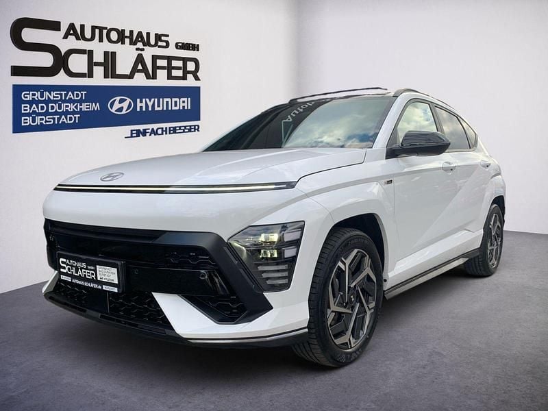 Atlas white / sol Gebraucht 2024 Hyundai Kona N Line SUV | 30.480 € (Fairer Preis) - Bild 1/4