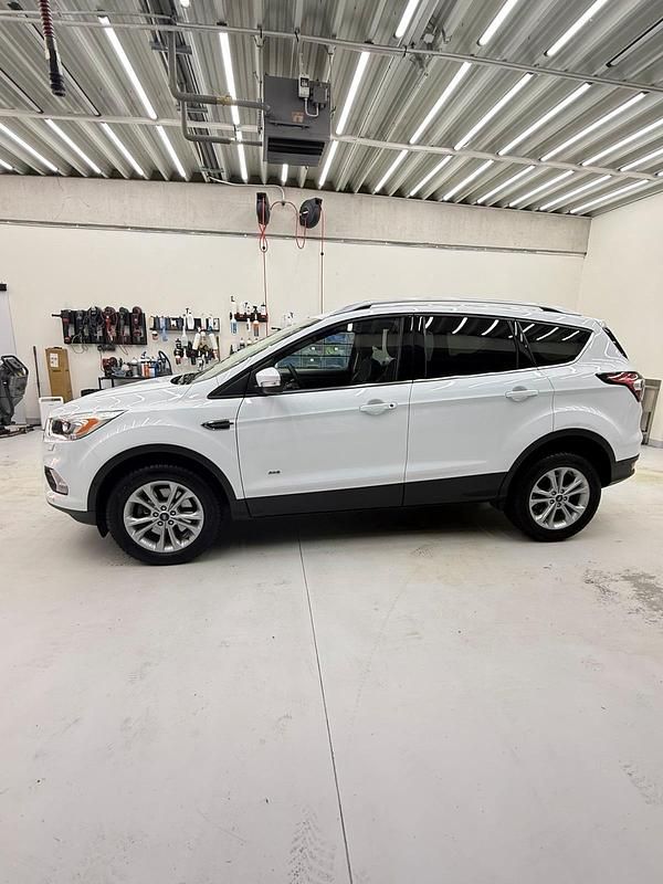 Gebraucht Ford Kuga 150 PS (110 kW) 2017 Weiß SUV
