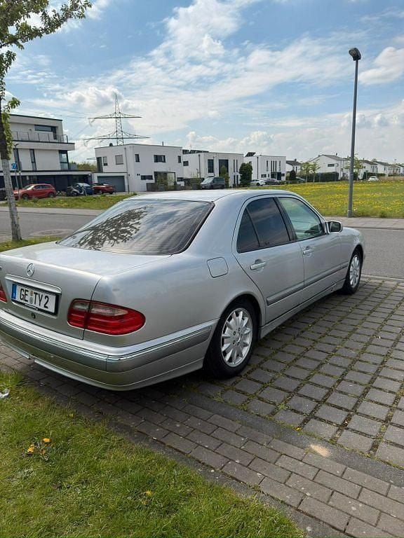 Usata Mercedes E320 Elegance 197 CV (144 kW) 2000 Argento Berlina