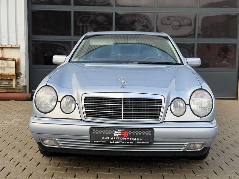 Gebraucht Mercedes E220 Elegance 125 PS (91 kW) 1999 Blau Limousine