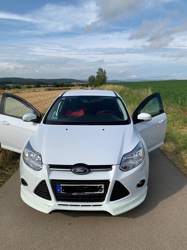 Gebraucht Ford Focus ST-Line 125 PS (91 kW) 2011 Weiß Limousine