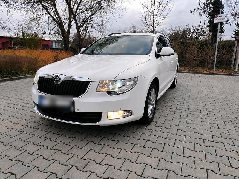 Gebraucht Skoda Superb Ambition 140 PS (102 kW) 2012 Weiß Kombi