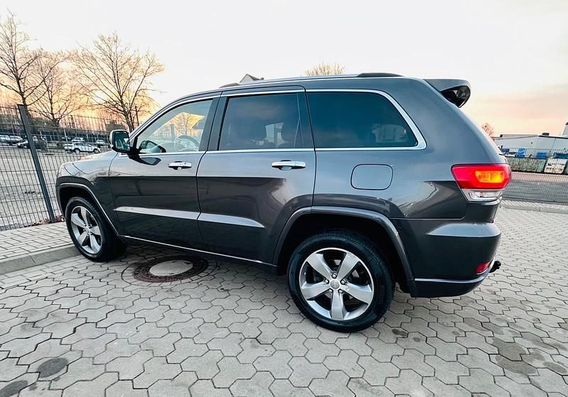 Grau Gebraucht 2013 Jeep Grand Cherokee Overland SUV | 9.900 € (Superpreis) - Bild 1/4