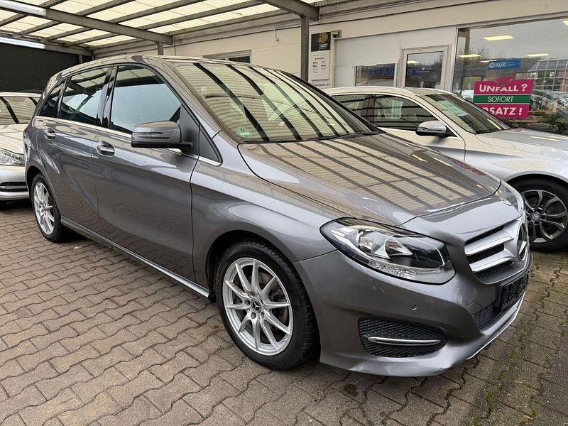 Grau Gebraucht 2018 Mercedes 180 Limousine | 16.880 € (Guter Preis) - Bild 1/4