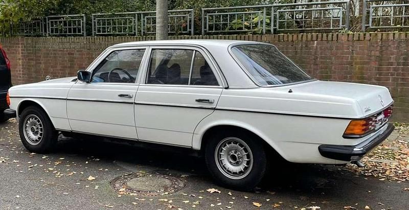 Gebraucht Mercedes 250 129 PS (94 kW) 1978 Weiß Limousine