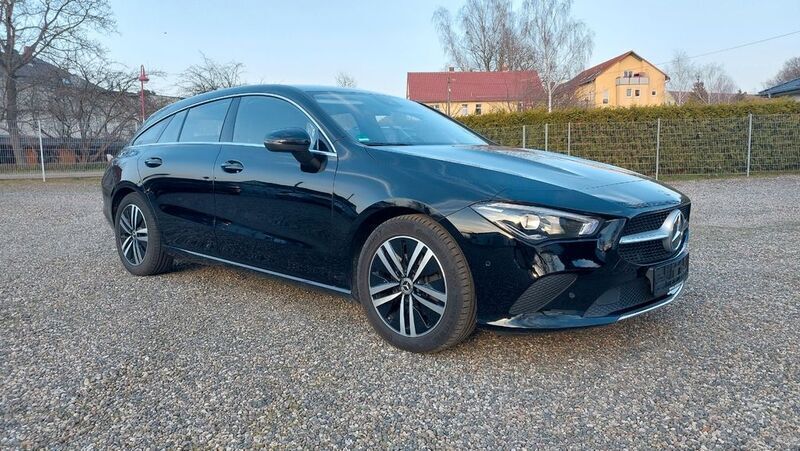Nachtschwarz Gebraucht 2021 Mercedes CLA180 Shooting Brake Progressive Kombi | 16.550 € (Guter Preis) - Bild 1/4