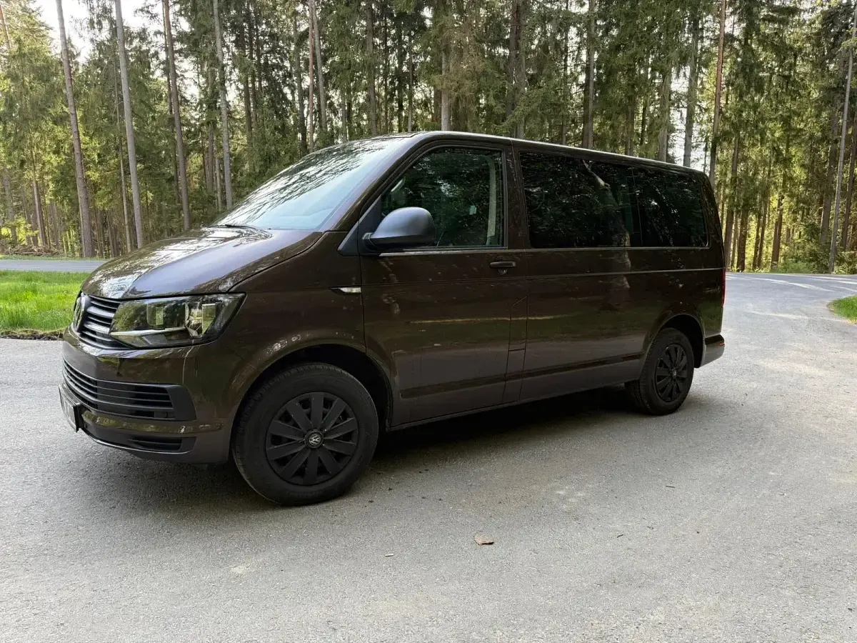 Używany VW Multivan Trendline 150 KM (110 kW) 2019 Brązowy Minivan