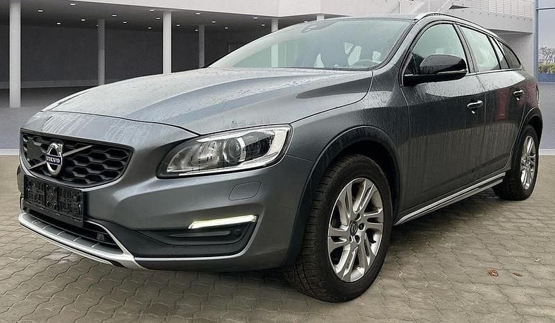Grau Gebraucht 2017 Volvo V60 CC Momentum Kombi | 16.900 € (Superpreis) - Bild 1/4