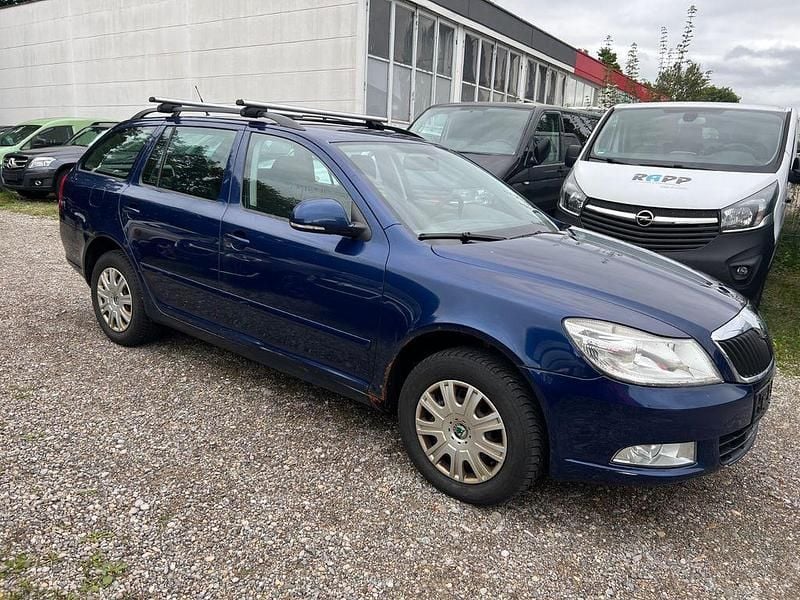 Gebraucht Skoda Octavia Ambiente 105 PS (77 kW) 2011 Blau Limousine