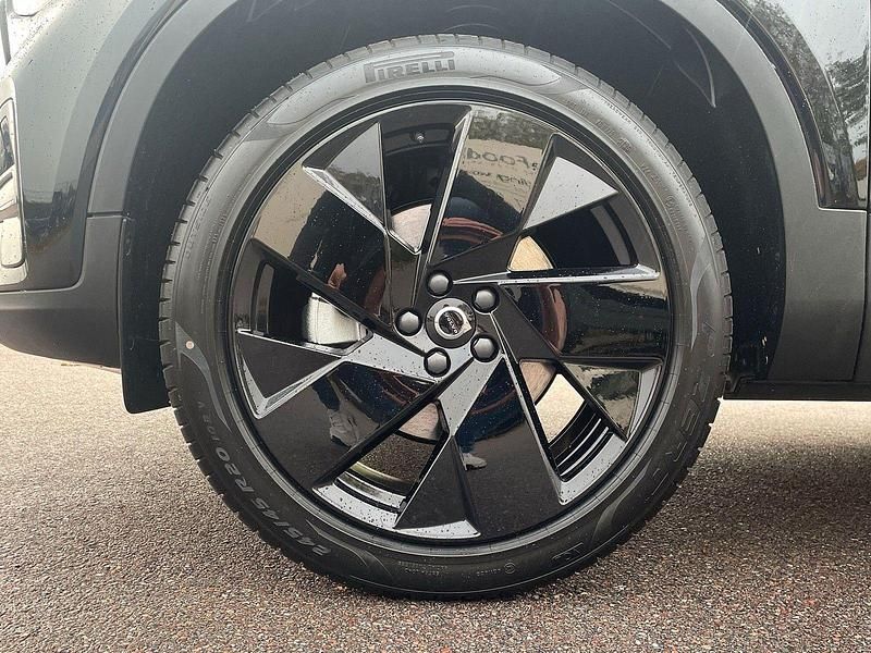 Neu Volvo XC40 Plus 163 PS (119 kW) 2025 Onyx schwarz SUV