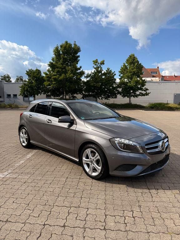 Grau Gebraucht 2014 Mercedes A200 Urban Limousine | 12.990 € (Guter Preis) - Bild 1/4