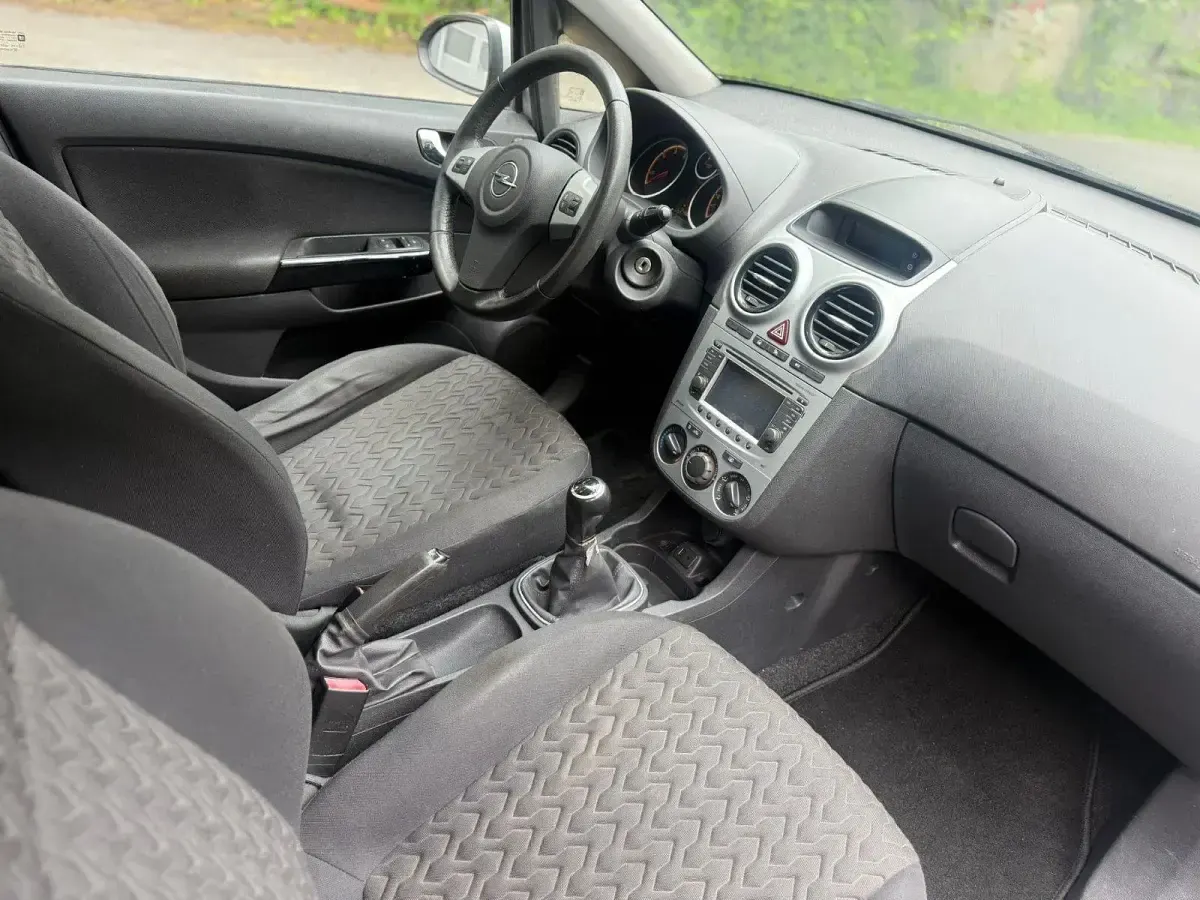 Gebraucht Opel Corsa 95 PS (69 kW) 2013 Silber Kleinwagen