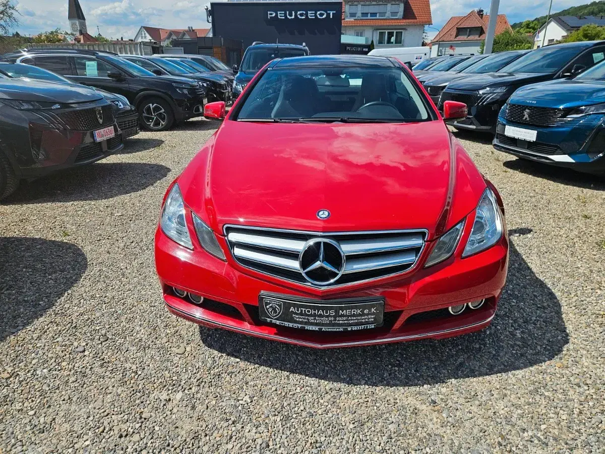 Gebraucht Mercedes E200 184 PS (135 kW) 2010 Rot Coupé