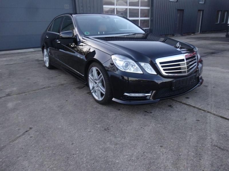 Gebraucht Mercedes E500 AMG 408 PS (300 kW) 2011 Schwarz Limousine
