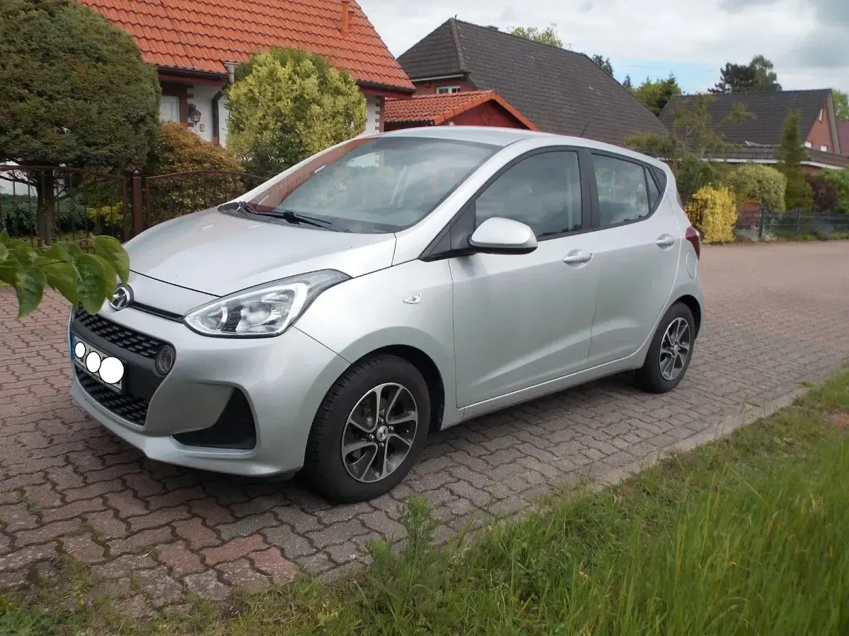 Gebraucht Hyundai i10 Trend 67 PS (49 kW) 2018 Silber Kleinwagen