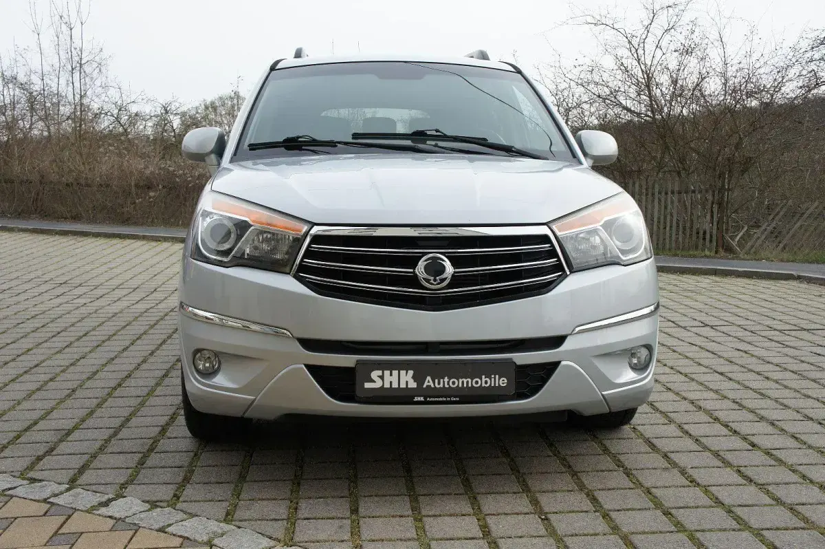 Gebraucht SsangYong Rodius Sapphire 155 PS (114 kW) 2015 Silber Van / Kleinbus