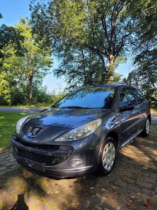 Grau Gebraucht 2010 Peugeot 206+ Kleinwagen | 1.200 € (Guter Preis) - Bild 1/4