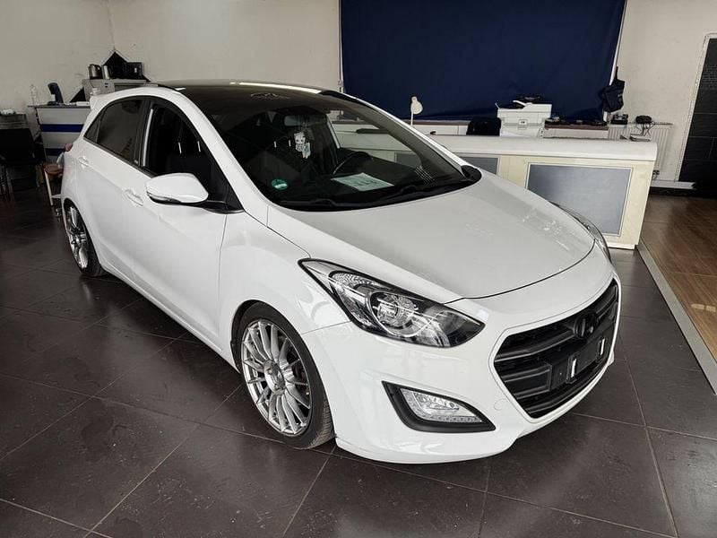 Gebraucht Hyundai i30 Passion Plus 135 PS (99 kW) 2016 Weiß Limousine