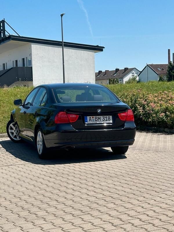 Schwarz Gebraucht 2010 BMW 318 Limousine | 5.450 € (Fairer Preis) - Bild 1/4