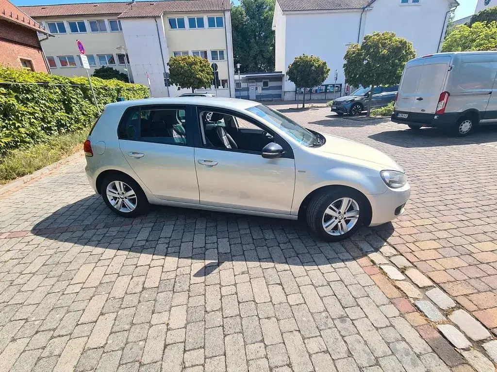 Gebraucht VW Golf VII Match 105 PS (77 kW) 2012 Silber Limousine