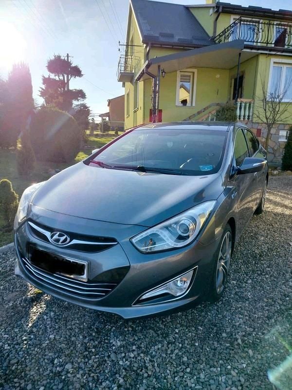 Grau Gebraucht 2012 Hyundai i40 Limousine | 3.990 € (Fairer Preis) - Bild 1/4