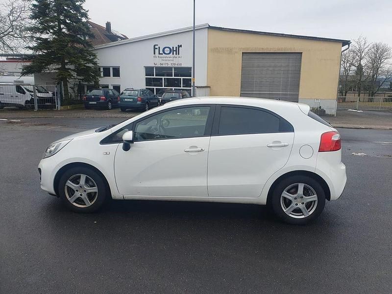 Weiß Gebraucht 2013 Kia Rio DREAM-TEAM Edition Limousine | 5.650 € (Fairer Preis) - Bild 1/4