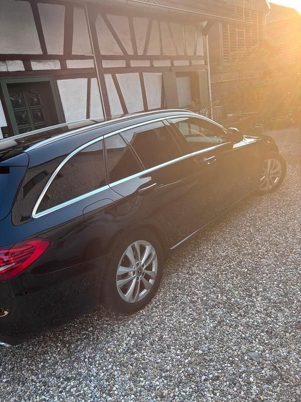 Schwarz Gebraucht 2018 Mercedes C220 Kombi | 19.990 € (Fairer Preis) - Bild 1/4