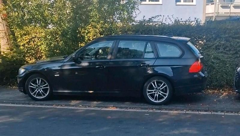 Schwarz Gebraucht 2011 BMW 318 Kombi | 3.550 € (Superpreis) - Bild 1/4