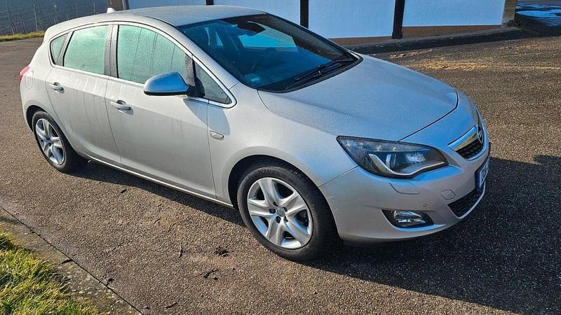 Gebraucht Opel Astra Innovation 179 PS (131 kW) 2011 Silber Limousine
