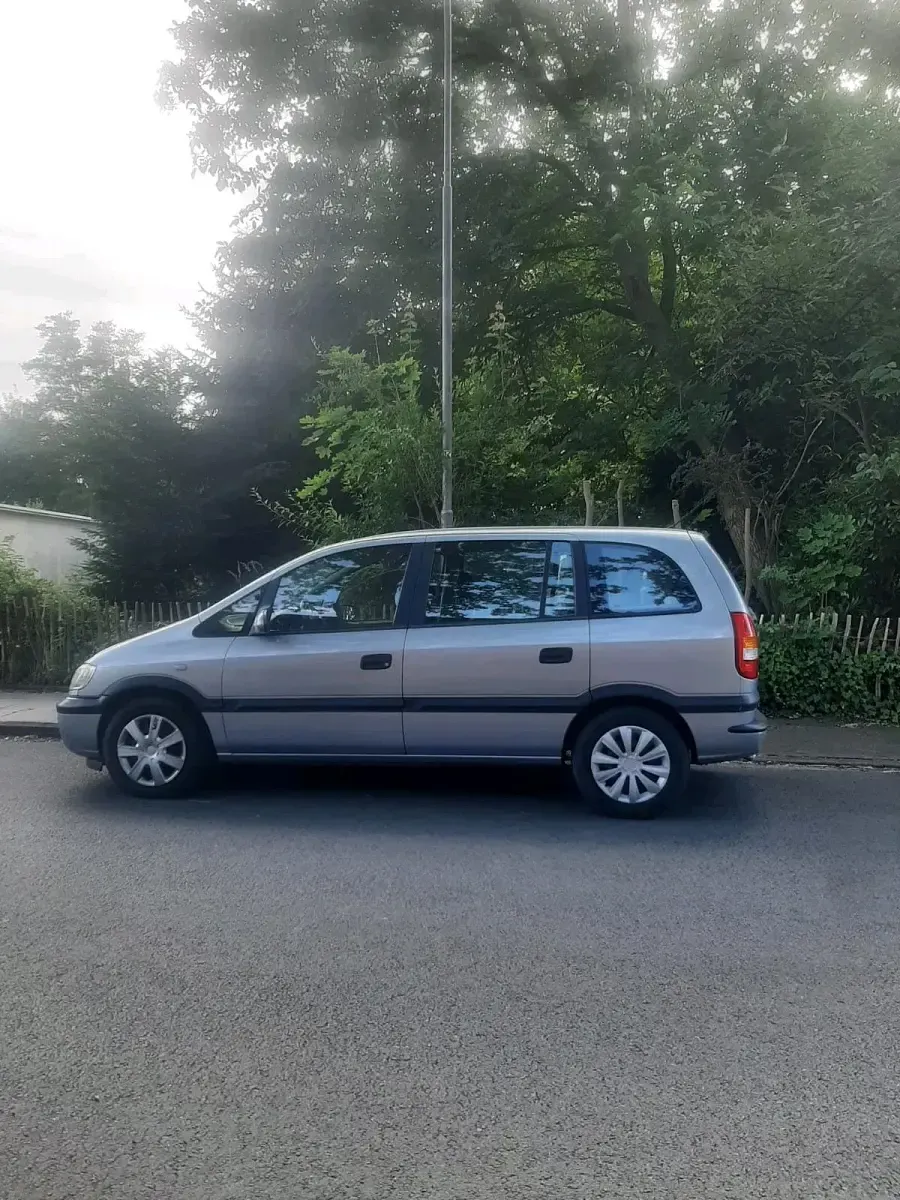 Gebraucht Opel Zafira 115 PS (84 kW) 2000 Silber Van / Kleinbus