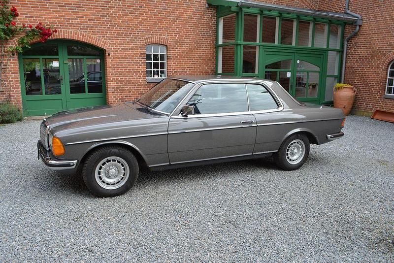 Grau Gebraucht 1983 Mercedes 230 | 24.900 € - Bild 1/4