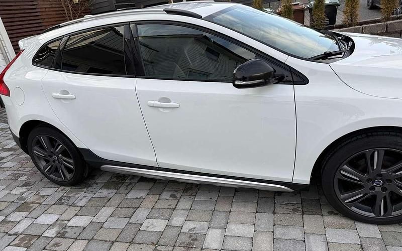 Gebraucht Volvo V40 CC Momentum 152 PS (111 kW) 2017 Weiß Kombi