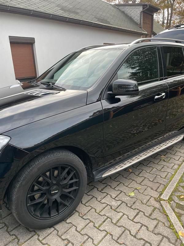 Schwarz Gebraucht 2014 Mercedes ML350 SUV | 19.900 € (Fairer Preis) - Bild 1/4