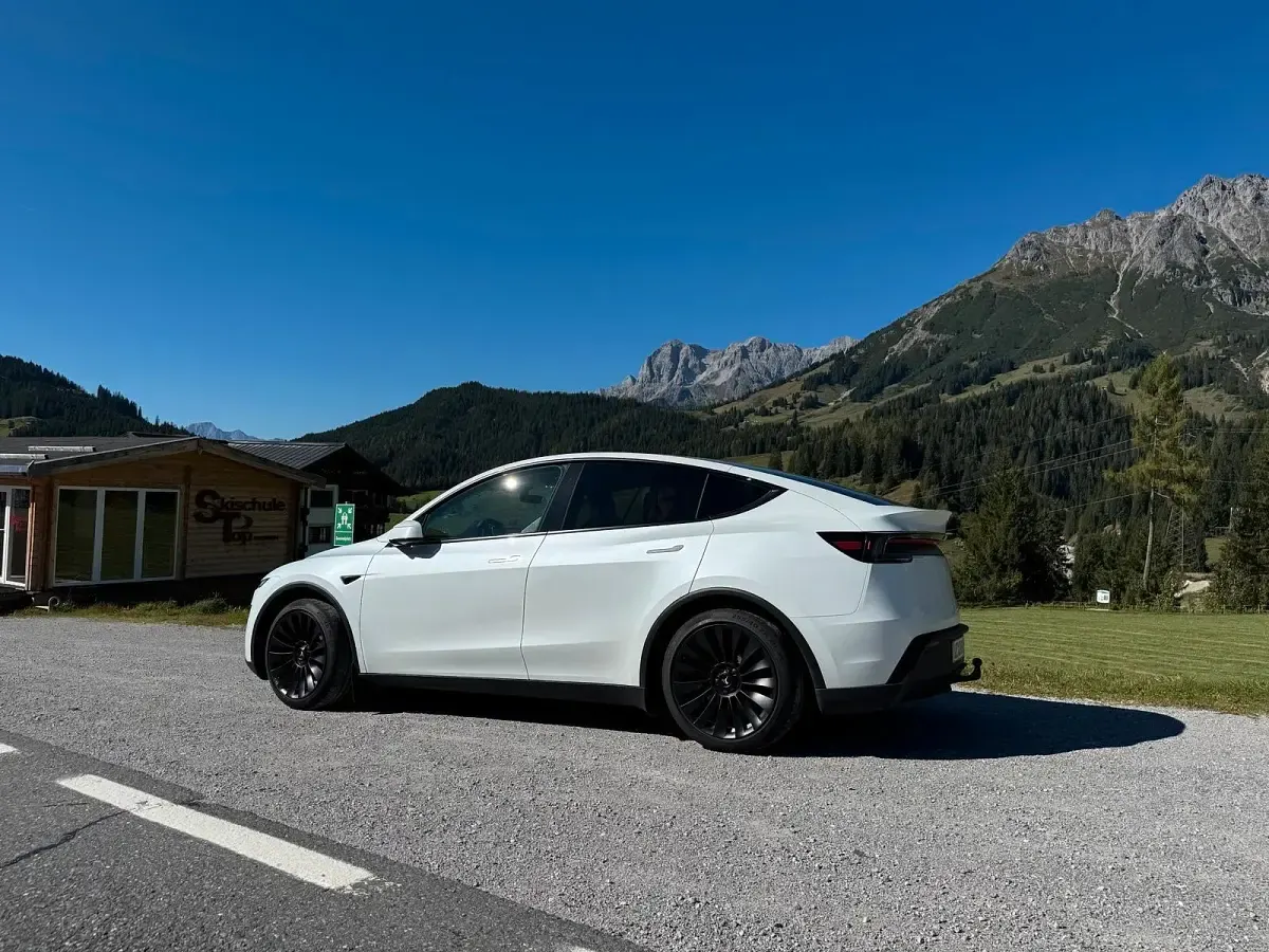 Gebraucht Tesla Model Y Standard Range 220 kW (300 PS) 2025 Weiß SUV