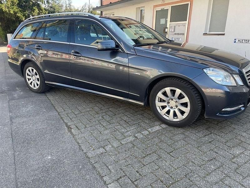 Gebraucht Mercedes E220 Elegance 170 PS (125 kW) 2011 Schwarz Limousine