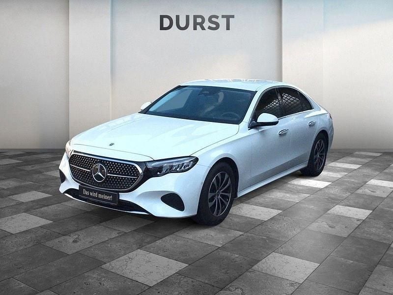 Opalithweiss metalliclack Gebraucht 2024 Mercedes E200 Limousine | 47.599 € (Superpreis) - Bild 1/4