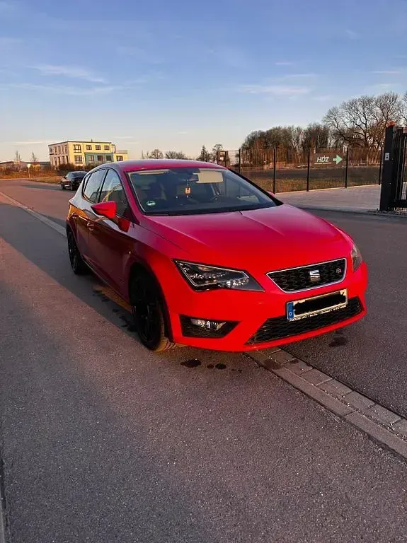 Używany Seat Leon FR 179 KM (131 kW) 2013 Czerwony Sedan/Limuzyna