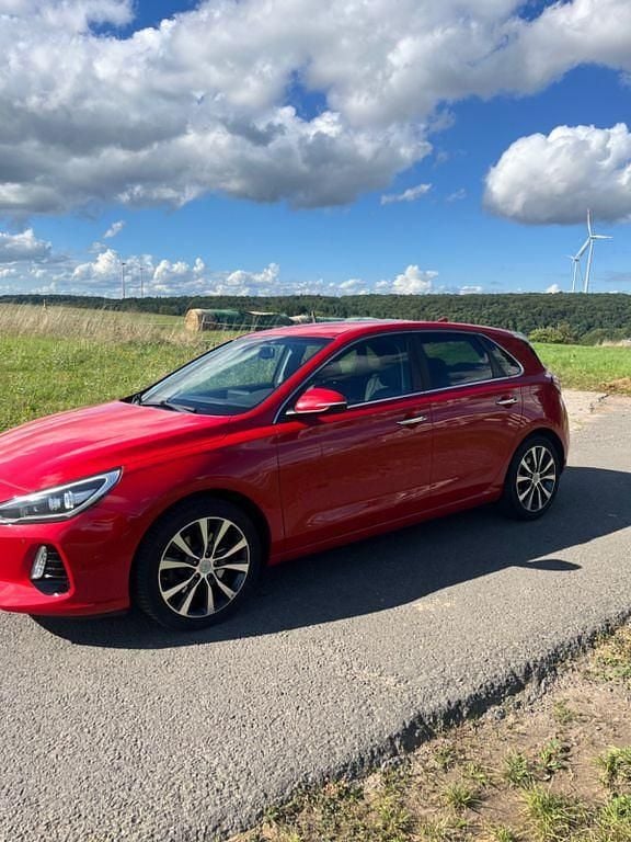 Rot Gebraucht 2017 Hyundai i30 Limousine | 14.999 € (Etwas zu teuer) - Bild 1/4