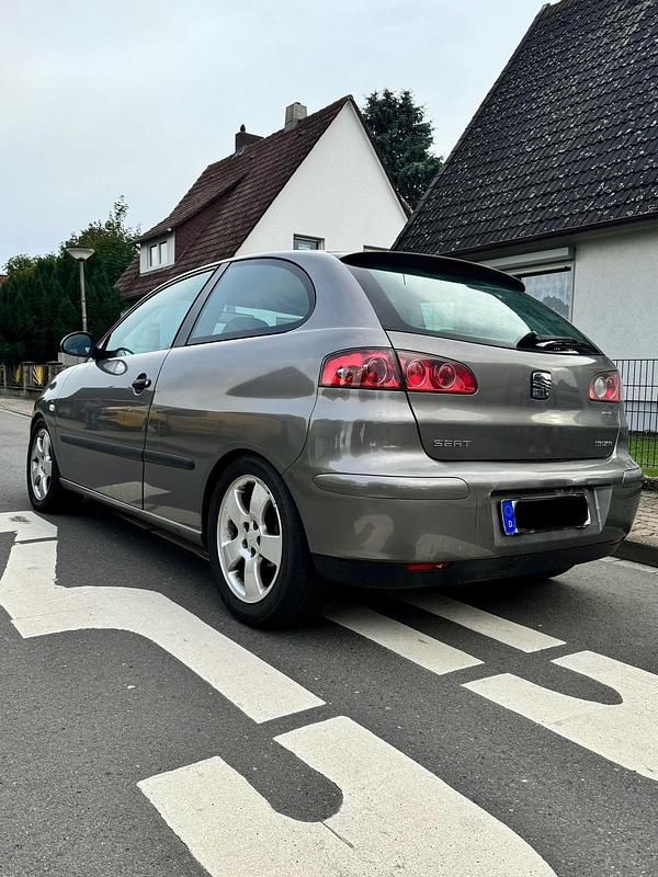 Grau Gebraucht 2002 Seat Ibiza Kleinwagen | 2.800 € (Fairer Preis) - Bild 1/4