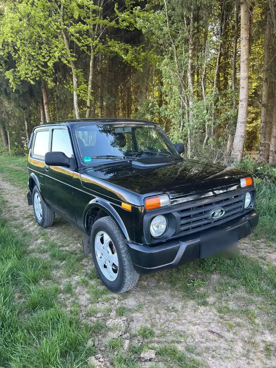 Second-hand Lada Urban 83 CP (61 kW) 2017 Negru SUV