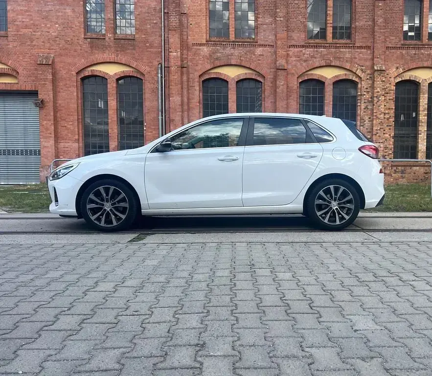 Gebraucht Hyundai i30 Premium 140 PS (102 kW) 2017 Weiß Limousine