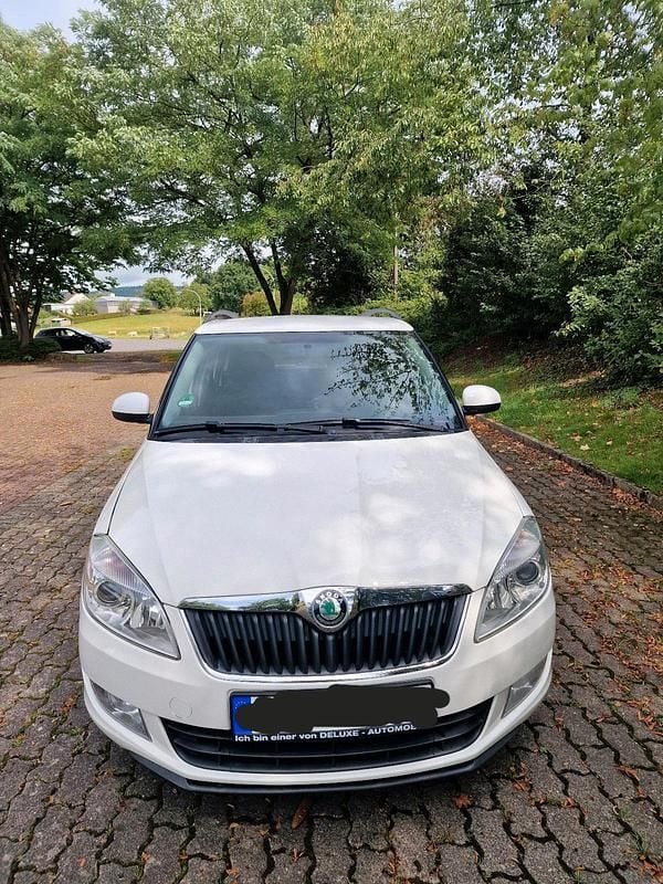 Weiß Gebraucht 2011 Skoda Fabia Kombi | 2.900 € (Fairer Preis) - Bild 1/4