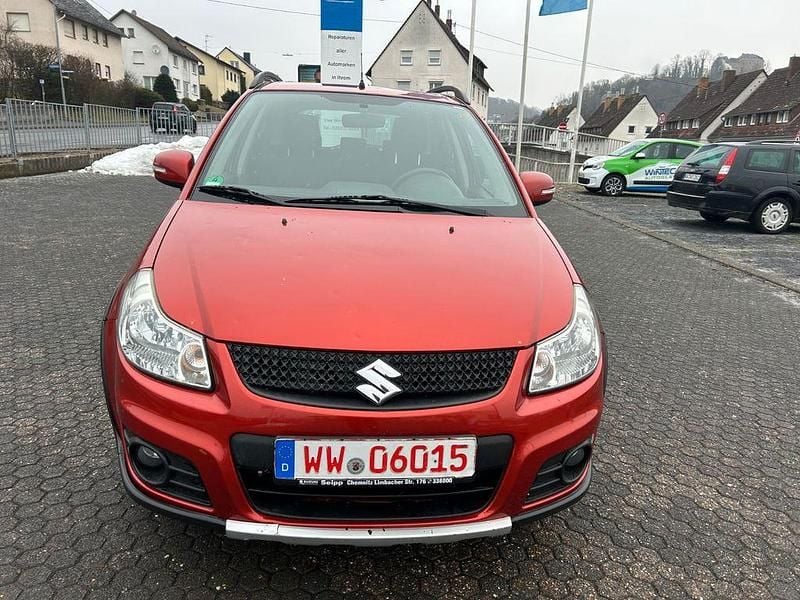 Gebraucht Suzuki SX4 Club 135 PS (99 kW) 2012 Rot Limousine